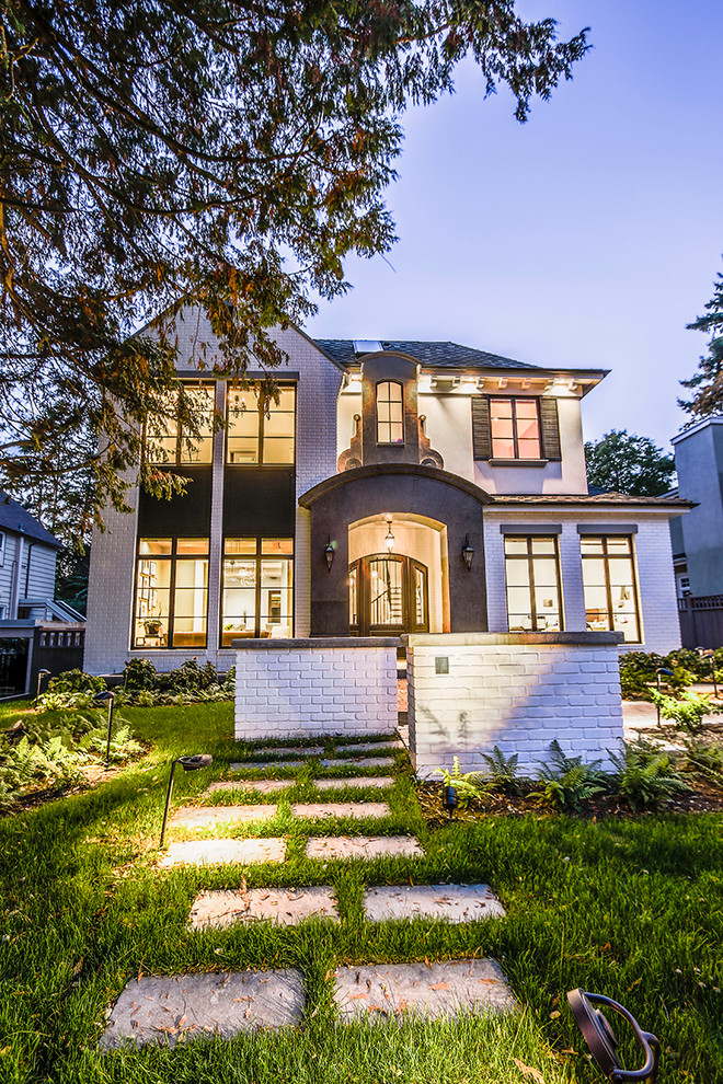 Mittelgroßes, Zweistöckiges Klassisches Einfamilienhaus mit Mix-Fassade, weißer Fassadenfarbe und Schindeldach in Vancouver