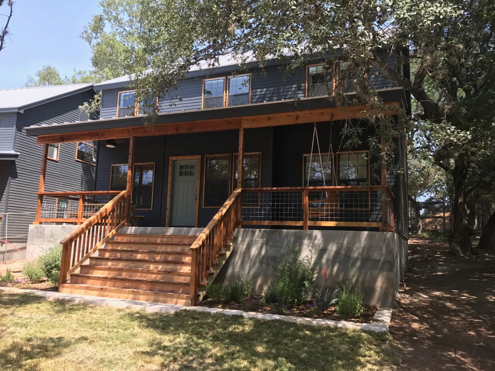 Mittelgroßes, Zweistöckiges Landhaus Einfamilienhaus mit Faserzement-Fassade, grauer Fassadenfarbe, Satteldach und Blechdach in Austin