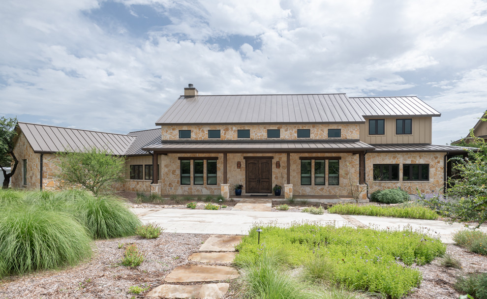Aménagement d'une façade de maison beige sud-ouest américain de taille moyenne et de plain-pied avec un revêtement mixte, un toit à deux pans et un toit en métal.