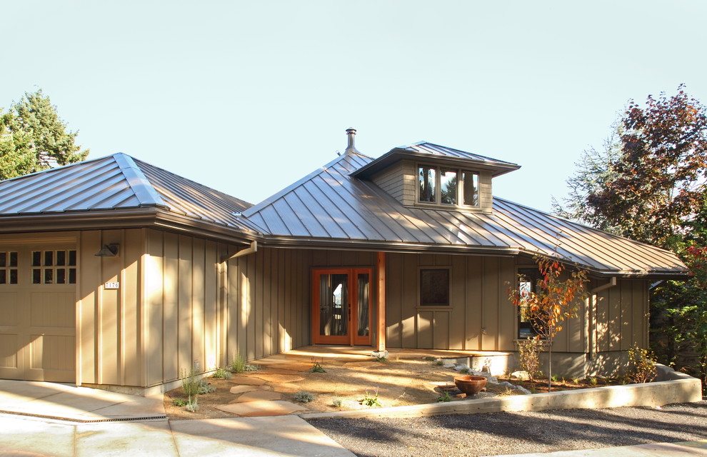 Inspiration pour une façade de maison beige bohème en panneau de béton fibré de taille moyenne et de plain-pied avec un toit à quatre pans.