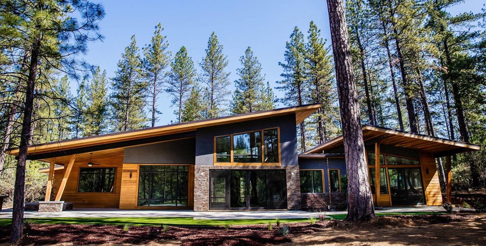 Diseño de fachada de casa marrón actual de tamaño medio de una planta con revestimientos combinados y tejado plano