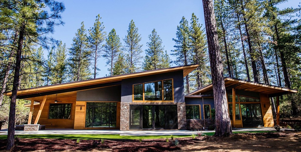 Example of a mid-sized trendy brown one-story mixed siding exterior home design in Sacramento