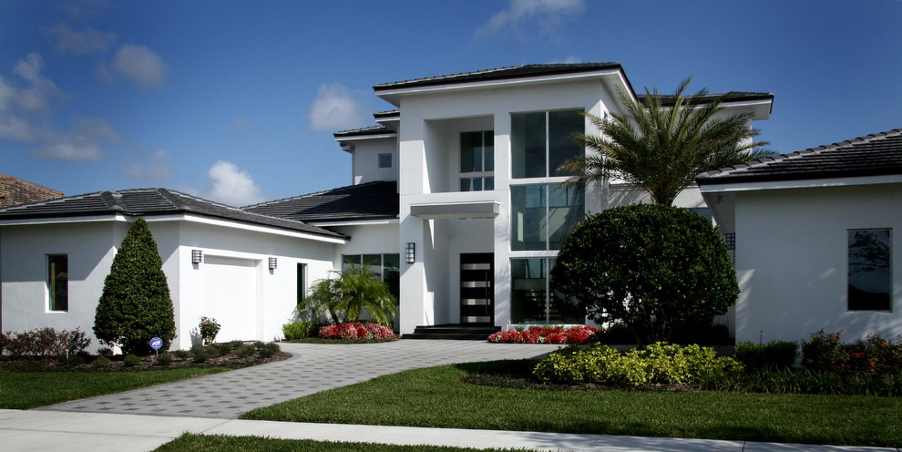 Zweistöckiges, Großes Modernes Haus mit Putzfassade, weißer Fassadenfarbe und Walmdach in Orlando