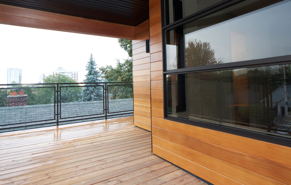 Свежая идея для дизайна: трехэтажный, деревянный, бежевый дом в современном стиле с плоской крышей - отличное фото интерьера
