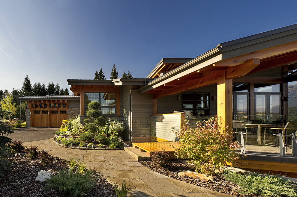 Идея дизайна: огромный, двухэтажный, серый частный загородный дом в стиле рустика с комбинированной облицовкой, односкатной крышей и металлической крышей