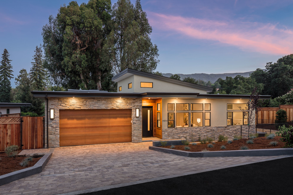 Cette photo montre une façade de maison multicolore tendance de plain-pied avec un revêtement mixte et un toit à deux pans.