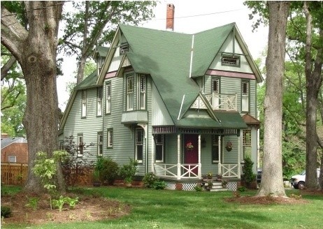 Источник вдохновения для домашнего уюта: двухэтажный, деревянный, зеленый дом среднего размера в классическом стиле с двускатной крышей