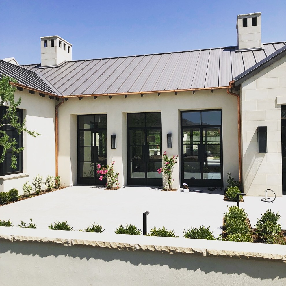 Diseño de fachada de casa blanca retro de tamaño medio de dos plantas con tejado a cuatro aguas y tejado de teja de barro