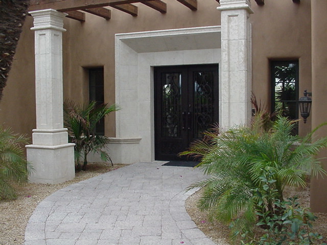 На фото: большой, двухэтажный, бежевый дом в средиземноморском стиле с облицовкой из цементной штукатурки