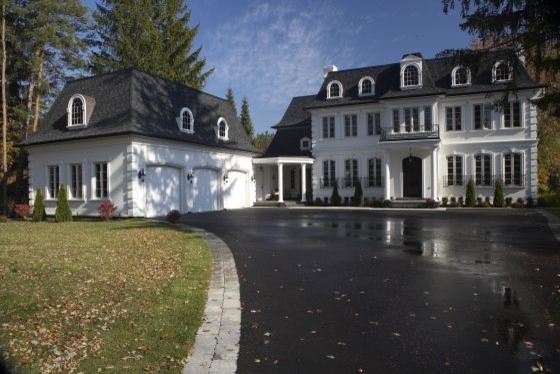 Aménagement d'une grande façade de maison blanche classique en béton à deux étages et plus avec un toit à quatre pans et un toit en shingle.