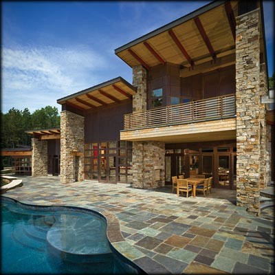 Idee per la facciata di una casa grande marrone american style a due piani con rivestimento in pietra