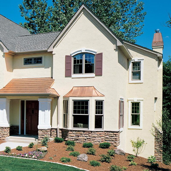 Réalisation d'une façade de maison blanche sud-ouest américain en stuc de taille moyenne et à un étage avec un toit à quatre pans.