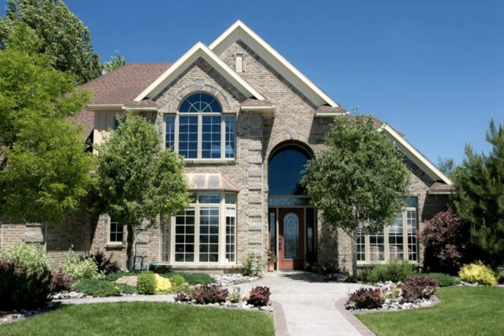 Exemple d'une façade de maison grise chic de taille moyenne et à un étage avec un revêtement mixte, un toit à deux pans et un toit en shingle.