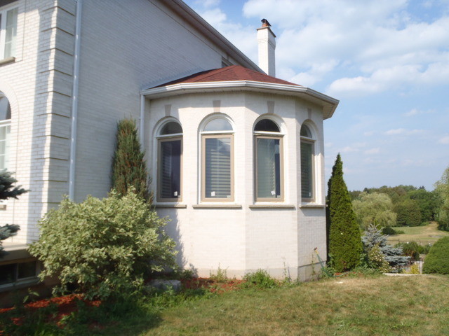 Idee per la facciata di una casa bianca classica a due piani di medie dimensioni con rivestimenti misti e tetto a capanna