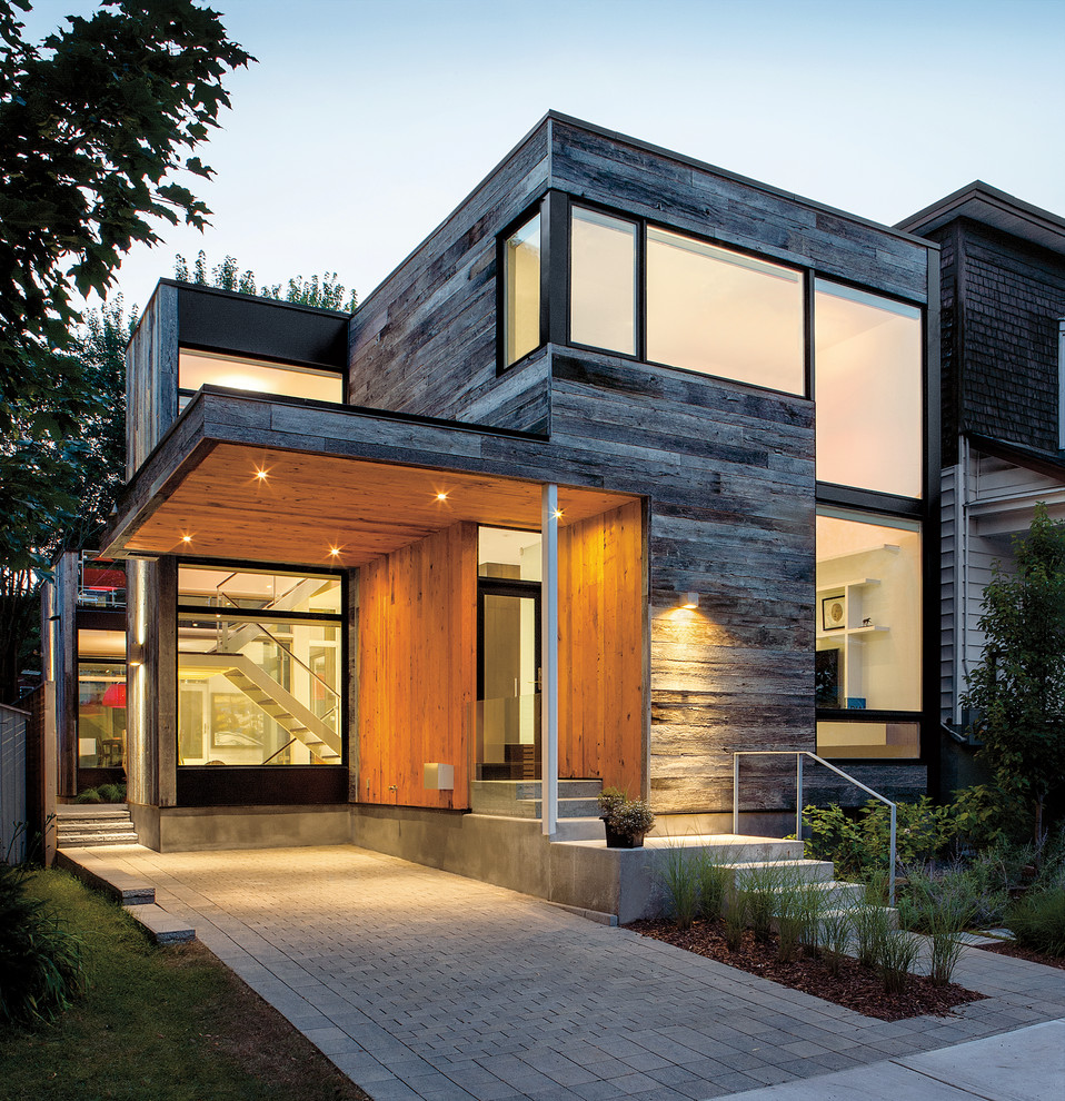Стильный дизайн: двухэтажный, деревянный, серый дом среднего размера в современном стиле с плоской крышей - последний тренд