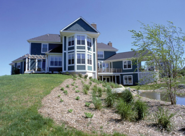 Aménagement d'une très grande façade de maison bleue classique en bois à deux étages et plus avec un toit à deux pans et un toit en shingle.