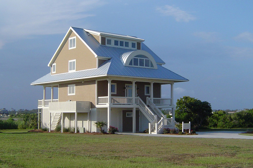 Стильный дизайн: большой, трехэтажный, деревянный, бежевый дом в морском стиле - последний тренд