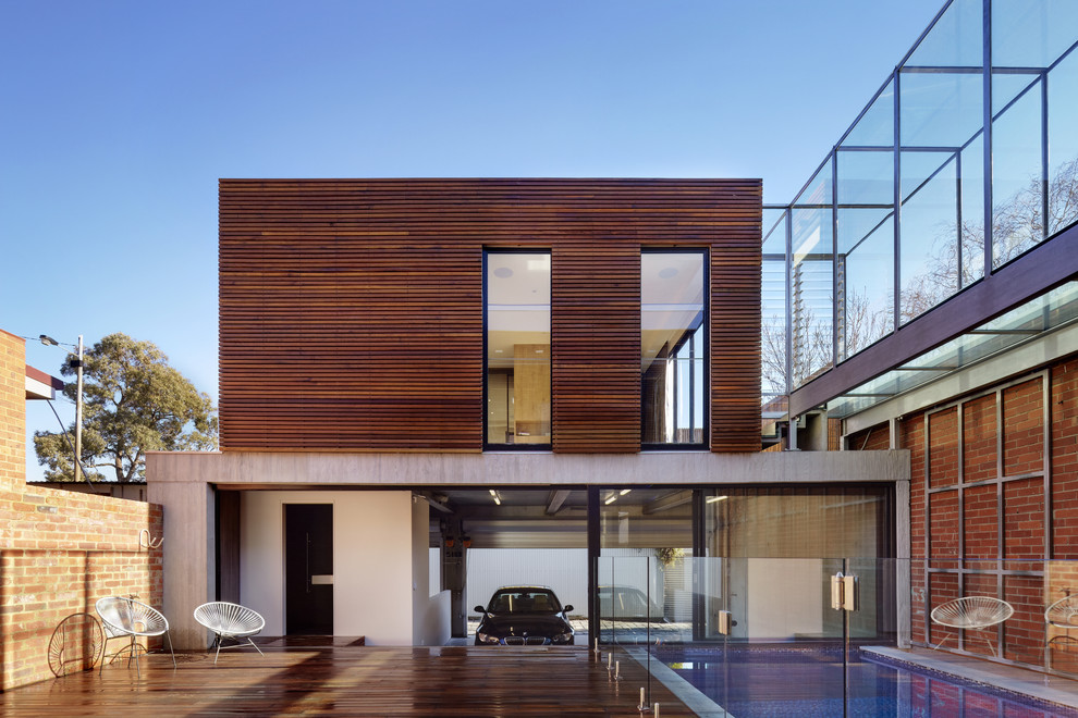 Идея дизайна: одноэтажный, коричневый частный загородный дом в современном стиле с комбинированной облицовкой и плоской крышей