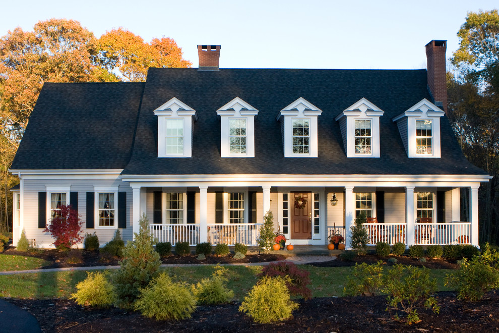 Foto de fachada de casa gris clásica de tamaño medio de dos plantas con revestimiento de madera, tejado a dos aguas y tejado de teja de madera