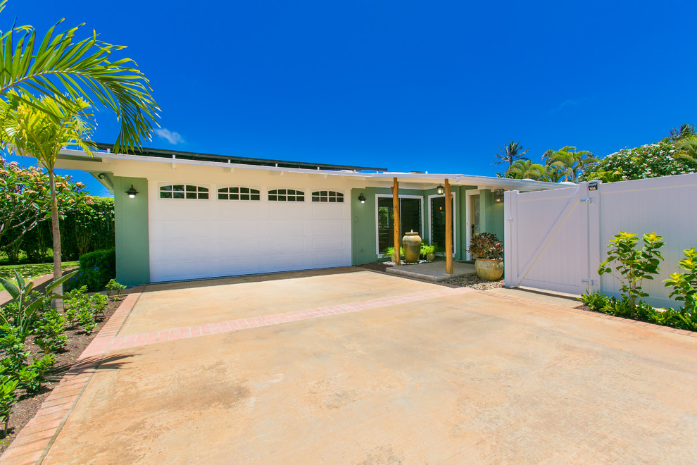 Mittelgroßes, Einstöckiges Maritimes Einfamilienhaus mit Mix-Fassade, grüner Fassadenfarbe, Satteldach und Schindeldach in Hawaii