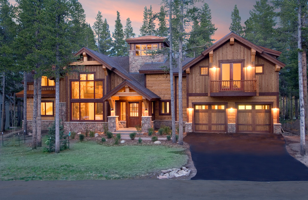 Idées déco pour une façade de maison montagne en bois à un étage avec un toit à deux pans.