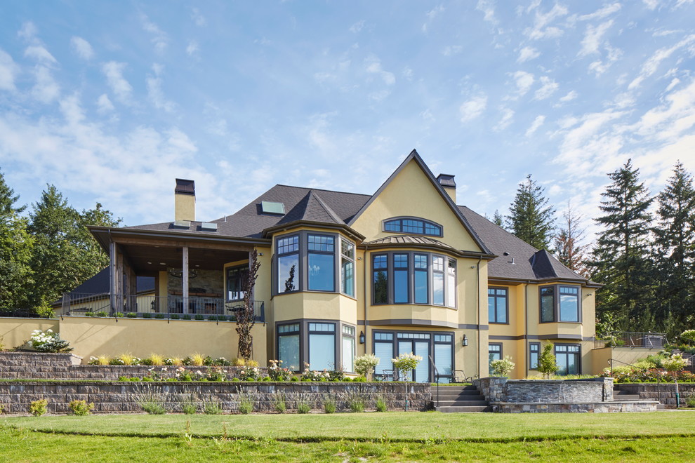 Großes, Zweistöckiges Klassisches Einfamilienhaus mit Putzfassade und gelber Fassadenfarbe in Portland