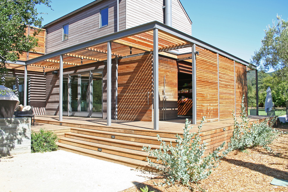 Inspiration pour une grande façade de maison marron minimaliste en bois à un étage.