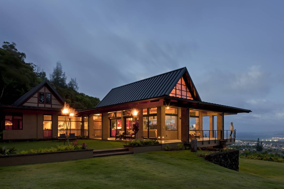 Zweistöckiges, Großes Einfamilienhaus mit Putzfassade, beiger Fassadenfarbe, Walmdach und Blechdach in Hawaii