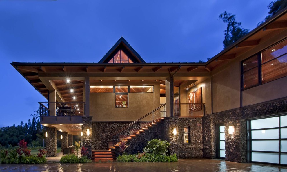 Idéer för att renovera ett stort tropiskt beige hus, med allt i ett plan, glasfasad, valmat tak och tak i metall