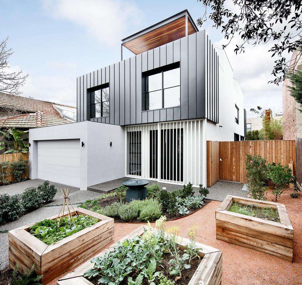 Diseño de fachada de casa gris contemporánea grande de tres plantas con revestimientos combinados, tejado plano y tejado de metal