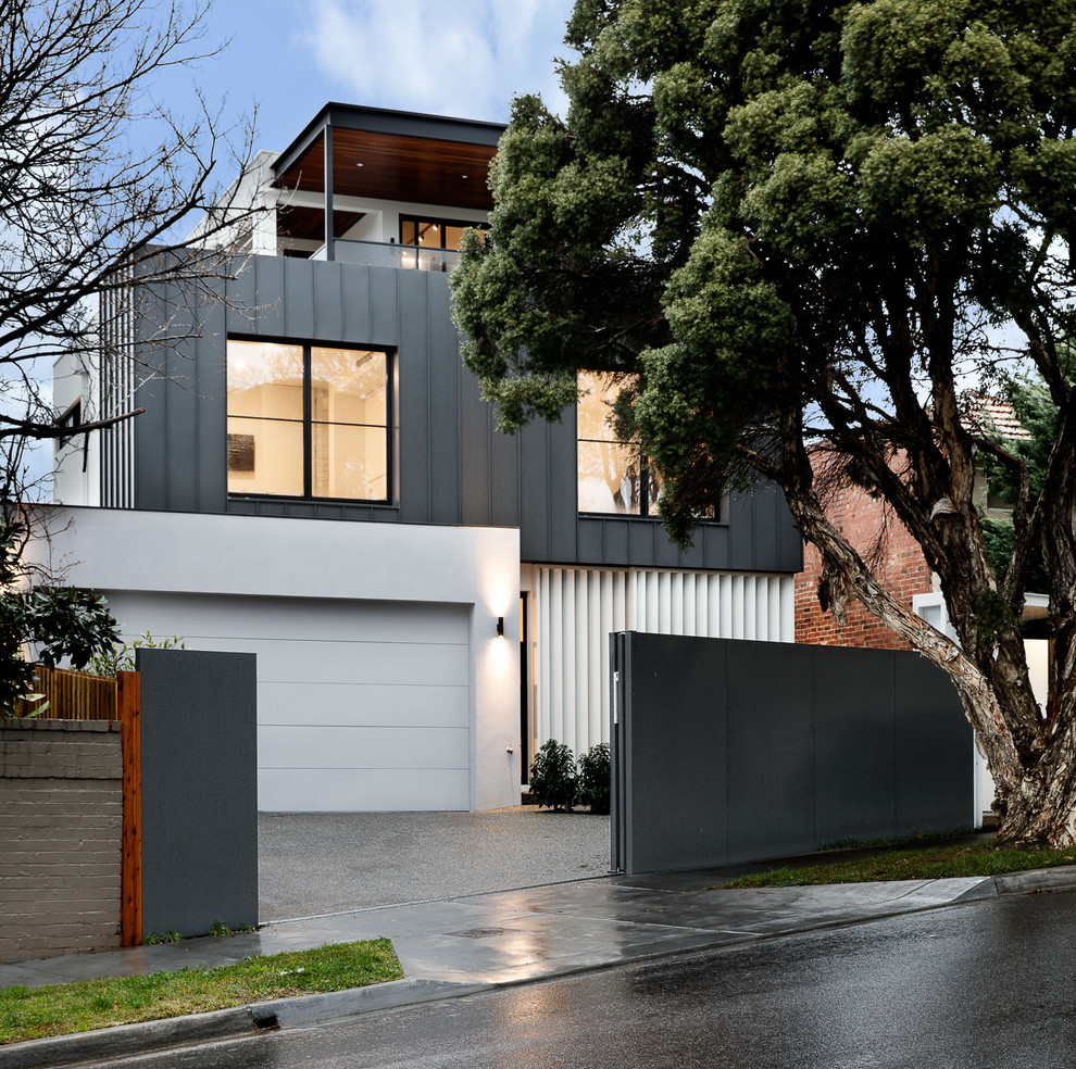 Idées déco pour une grande façade de maison grise contemporaine à deux étages et plus avec un revêtement mixte, un toit plat et un toit en métal.