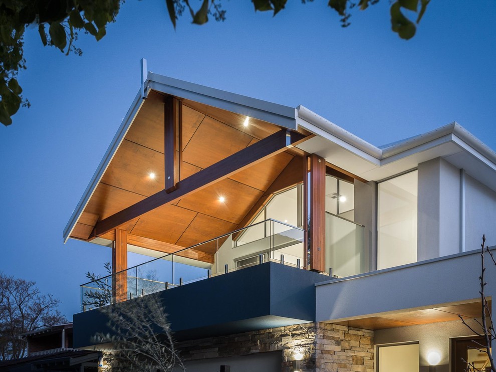 Стильный дизайн: большой, двухэтажный, разноцветный частный загородный дом в классическом стиле с комбинированной облицовкой, двускатной крышей и крышей из смешанных материалов - последний тренд