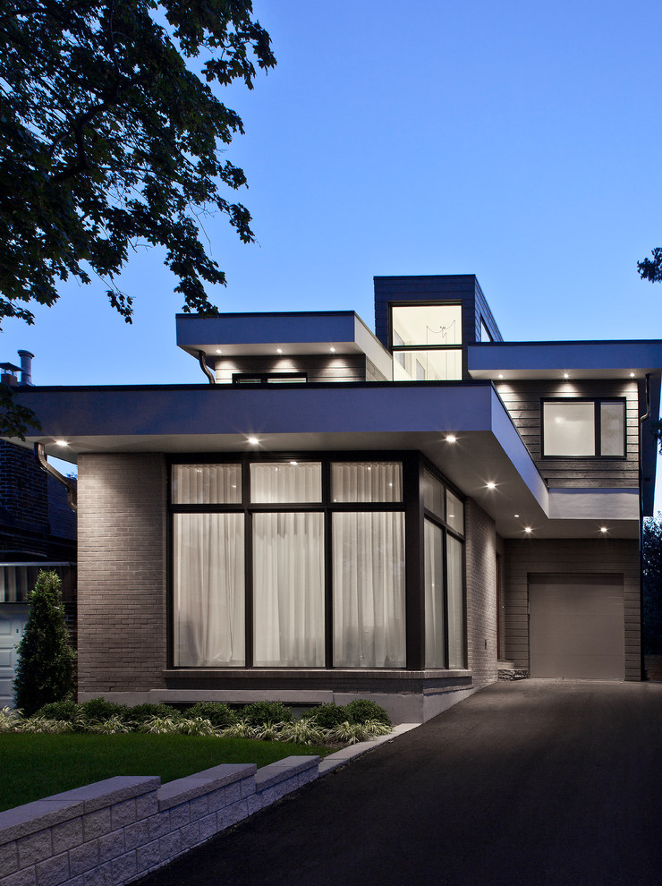 Inspiration pour une façade de maison grise design en brique de taille moyenne et à un étage.