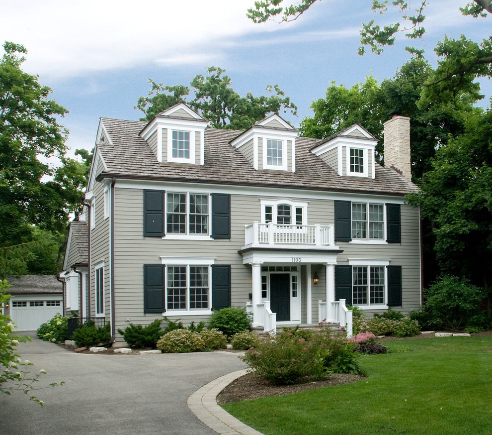 Inspiration for a medium sized and green classic two floor house exterior in Chicago with vinyl cladding and a pitched roof.