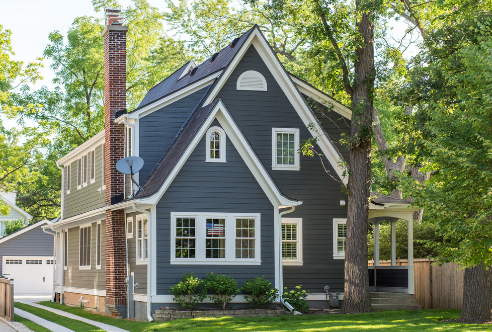 Kleine, Zweistöckige Klassische Holzfassade Haus mit blauer Fassadenfarbe in Chicago