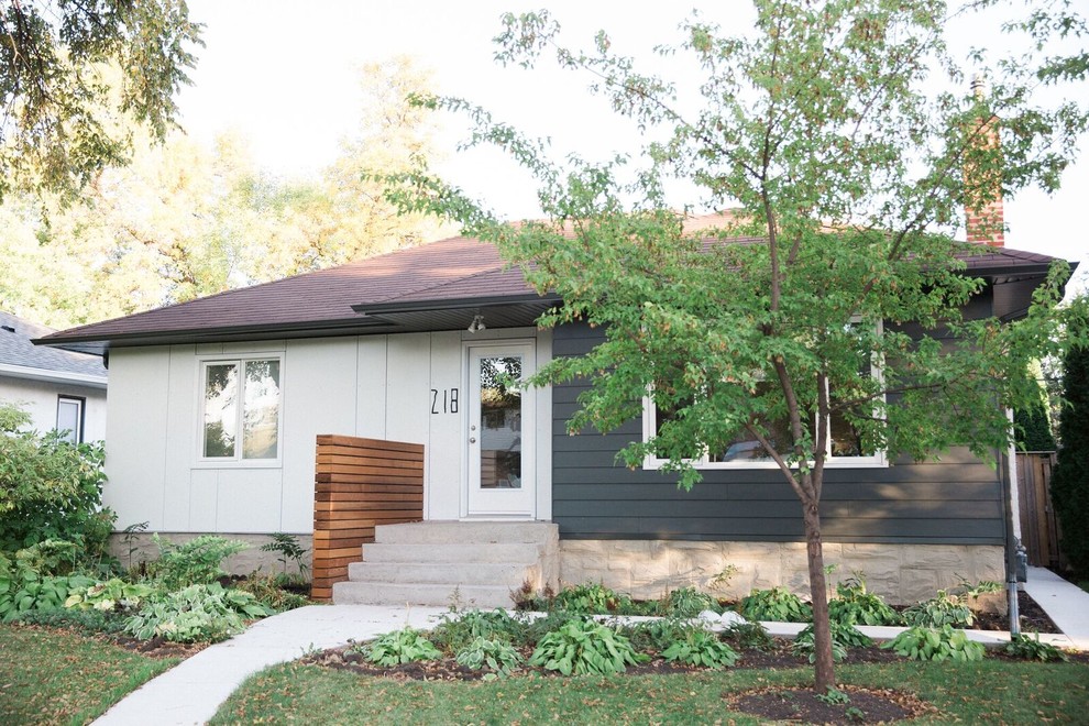 Exemple d'une petite façade de maison multicolore tendance de plain-pied avec un revêtement mixte, un toit à deux pans et un toit en shingle.