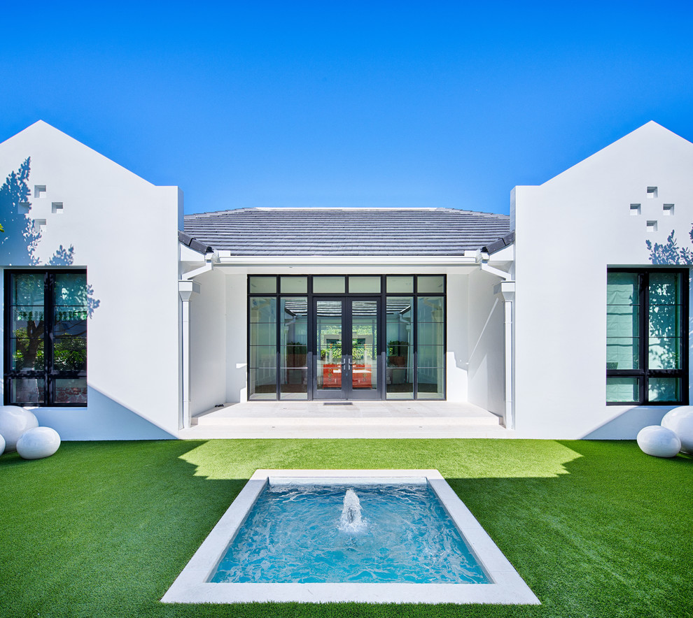 Idee per la villa bianca contemporanea a un piano di medie dimensioni con rivestimento in stucco, tetto a capanna e copertura a scandole