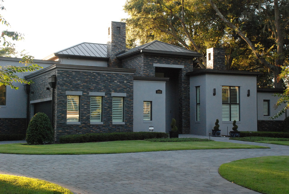 Пример оригинального дизайна: одноэтажный, серый дом среднего размера в стиле модернизм с комбинированной облицовкой и плоской крышей