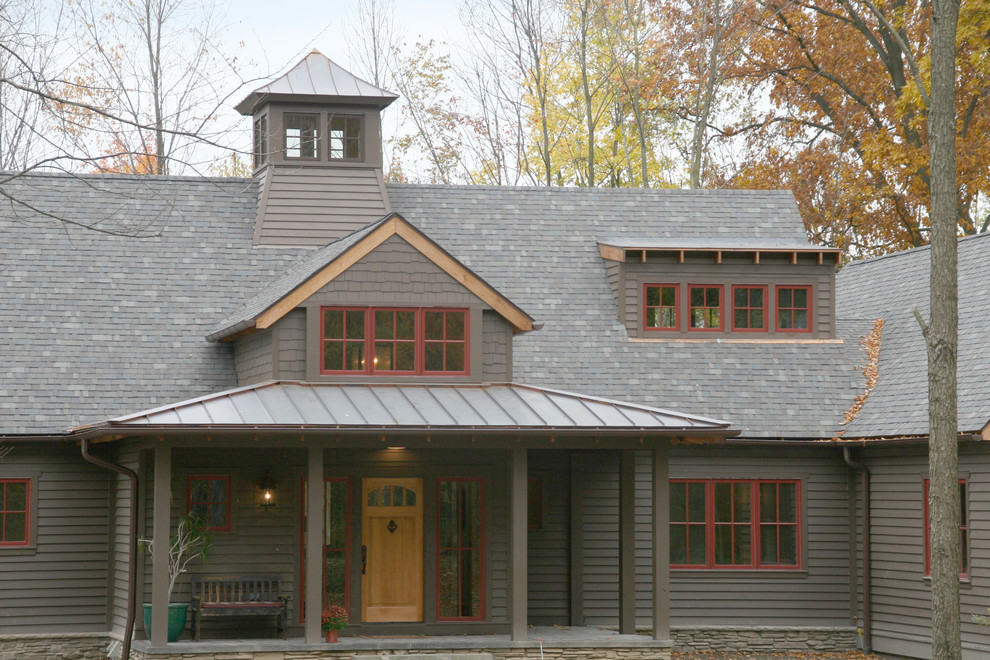 Diseño de fachada marrón de estilo americano grande de dos plantas con revestimiento de madera y tejado a dos aguas