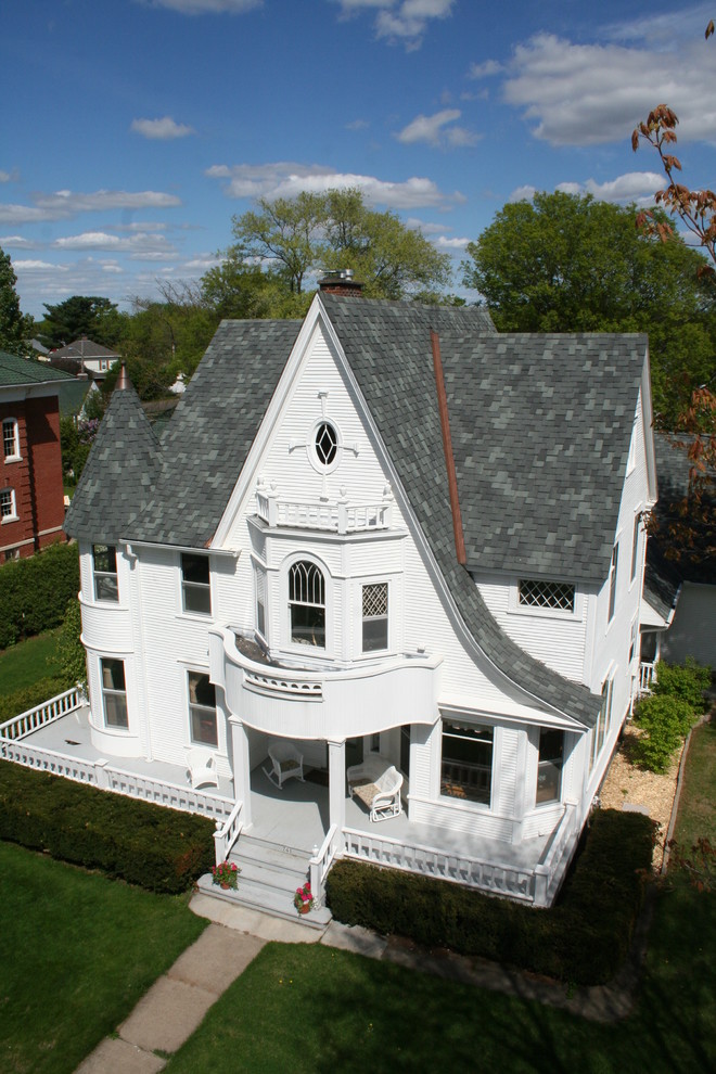На фото: дом в классическом стиле с двускатной крышей с