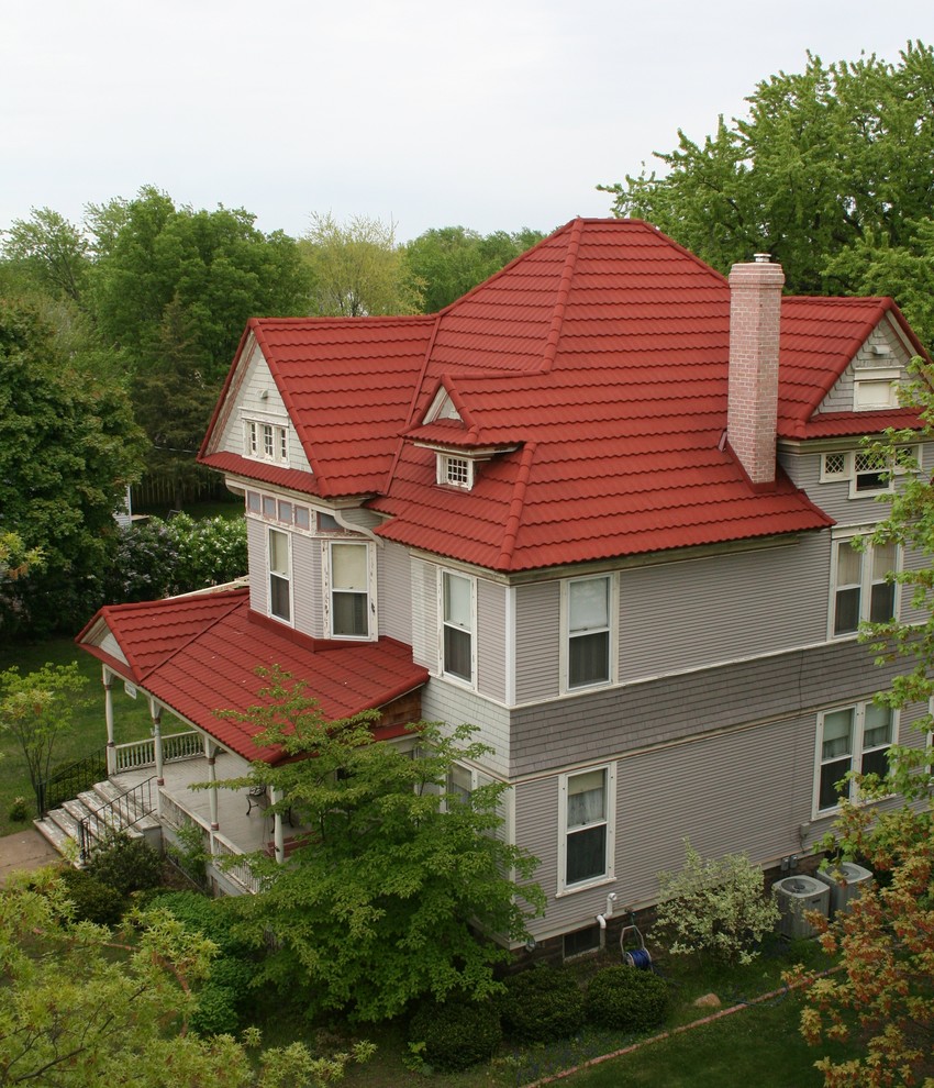 他の地域にあるトラディショナルスタイルのおしゃれな寄棟屋根の家の写真