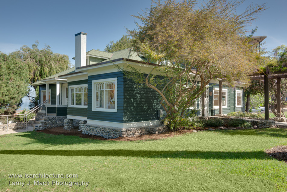 Einstöckige Urige Holzfassade Haus mit blauer Fassadenfarbe in San Diego