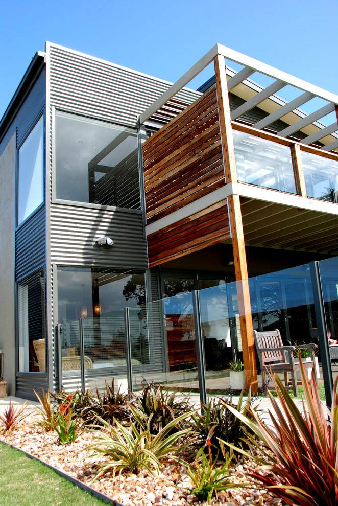 Источник вдохновения для домашнего уюта: двухэтажный, серый частный загородный дом среднего размера в современном стиле с облицовкой из металла и металлической крышей