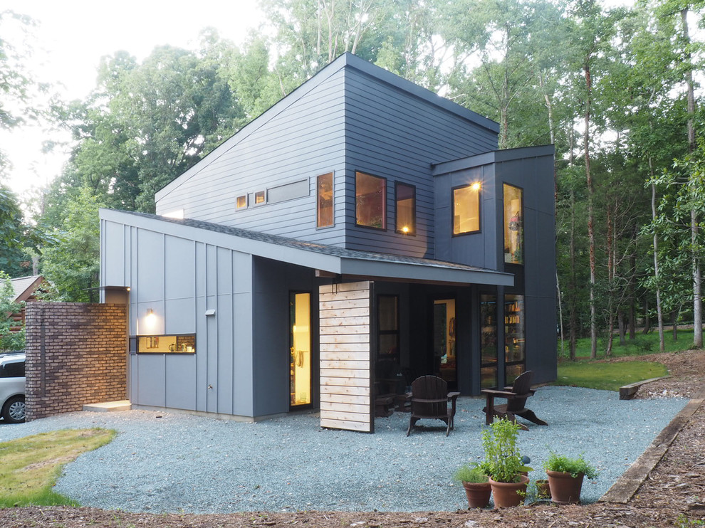 Ispirazione per la facciata di una casa piccola blu moderna a due piani con rivestimento con lastre in cemento e copertura a scandole