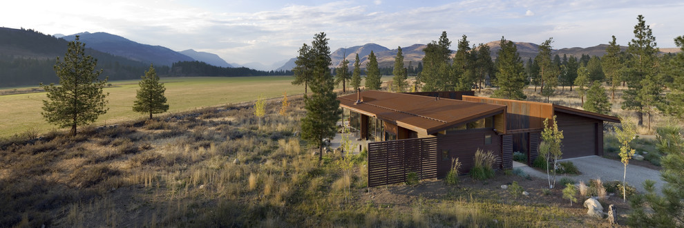 Свежая идея для дизайна: одноэтажный, коричневый дом в стиле модернизм с облицовкой из металла и односкатной крышей для охотников - отличное фото интерьера