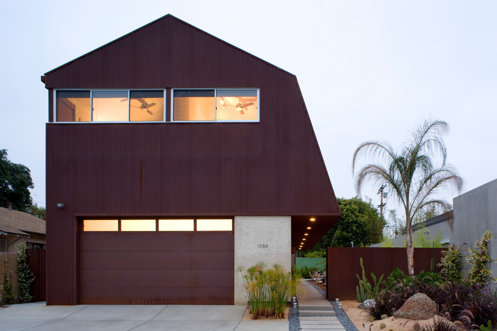 Идея дизайна: двухэтажный, красный частный загородный дом среднего размера в современном стиле с облицовкой из металла, двускатной крышей и металлической крышей