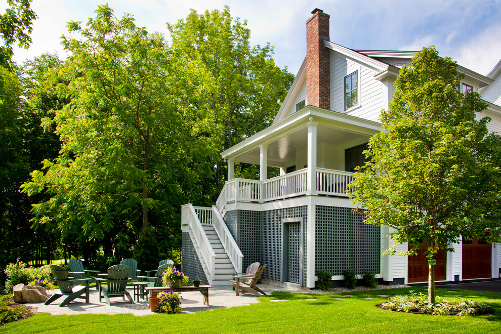 Dreistöckige Country Holzfassade Haus mit weißer Fassadenfarbe in Portland Maine