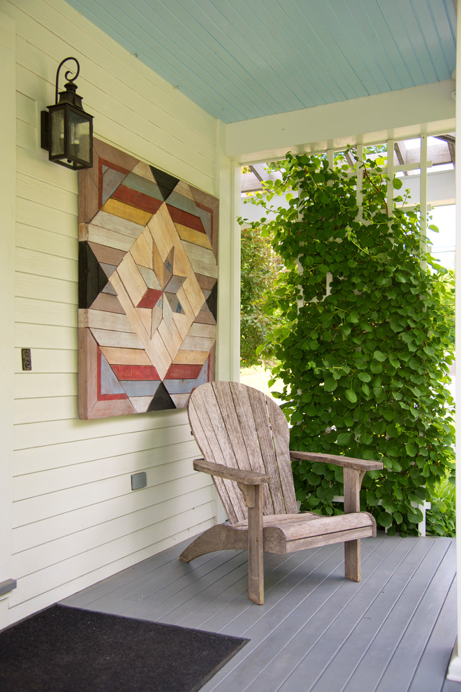 Idée de décoration pour une façade de maison blanche champêtre en bois à deux étages et plus.