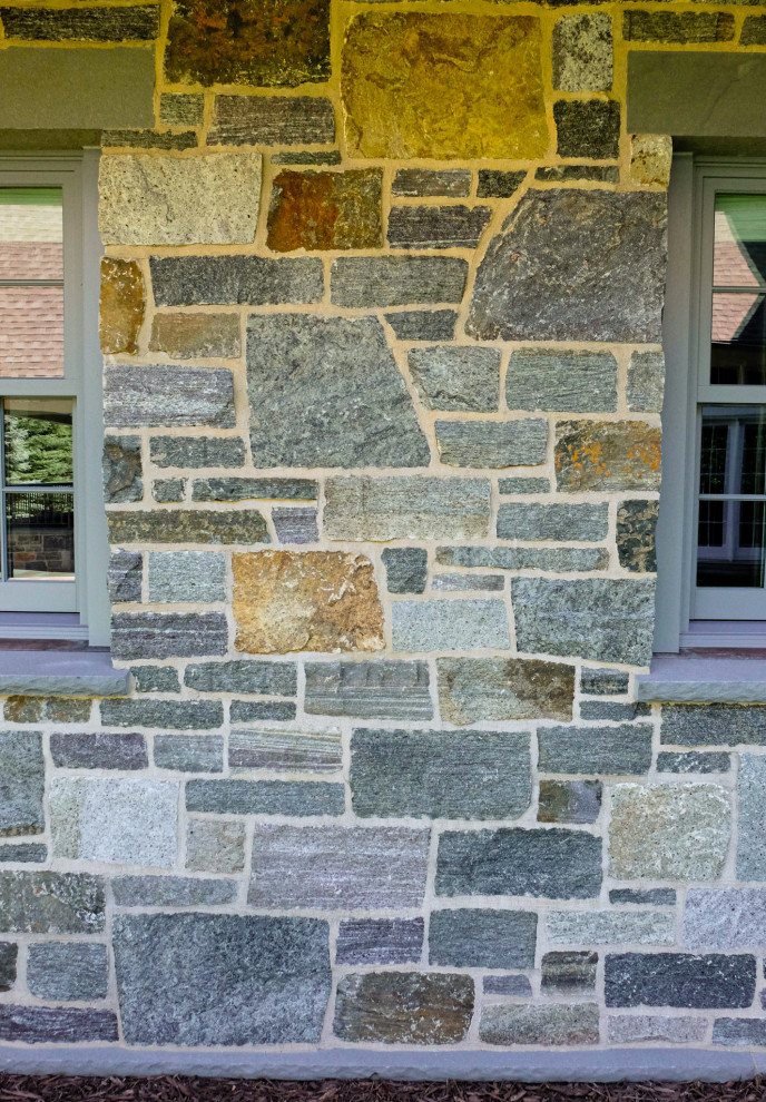 Modelo de fachada de casa costera con revestimiento de piedra