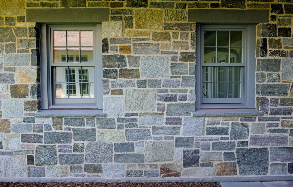Ejemplo de fachada de casa marinera con revestimiento de piedra